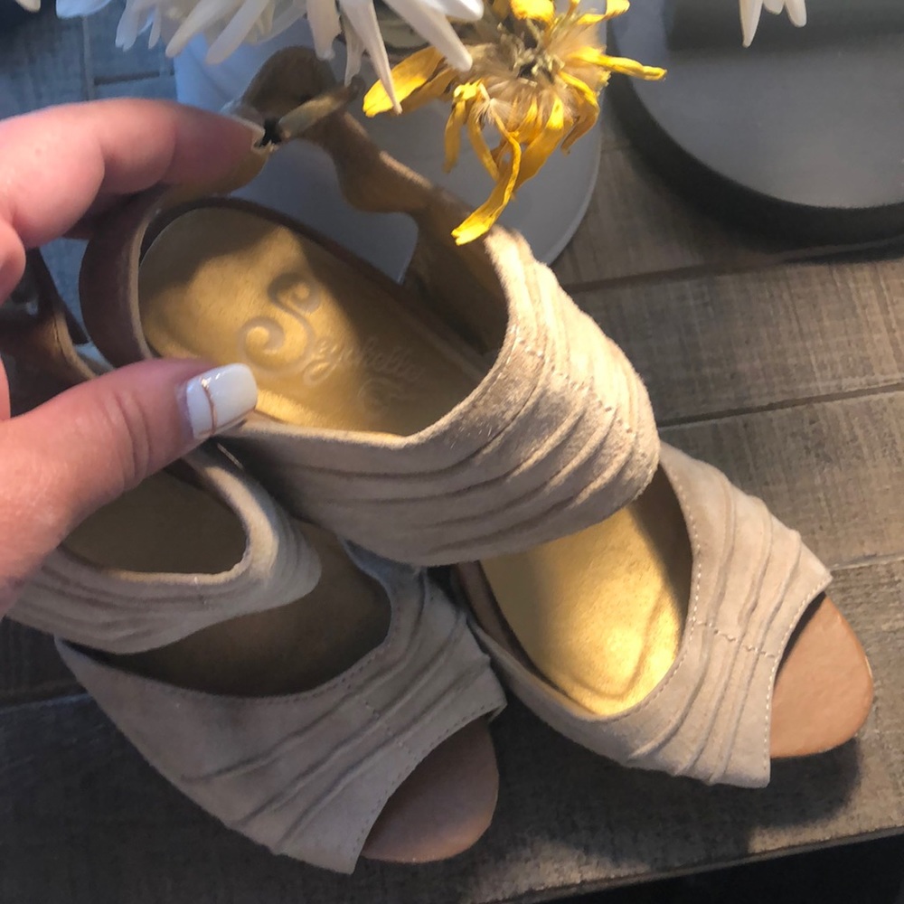 Seychelles tan heels